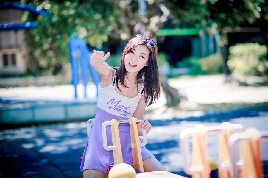 太爱一个人，你会太在乎他/她会跟谁一起，心里是否有你;太爱一个人，会被他/她牵着鼻子走，完全不能自己;太爱一个人，会无原则地忍受他/她，慢慢他/她习惯这种纵容;太爱一个人，他/她会习惯你对他/她的好，而忘了自己也应该付出。